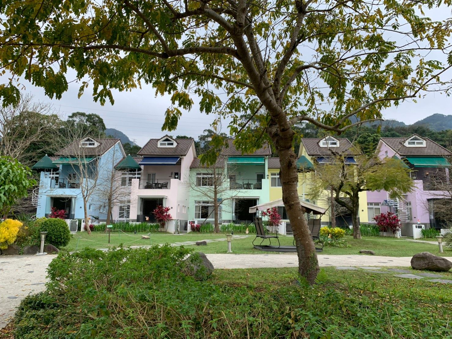 通往飯店主體的步道，沿途有河道流水聲